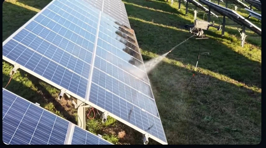 Drone che pulisce pannelli fotovoltaici